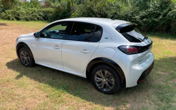 Peugeot e-208 50 kWh Allure Pack 8