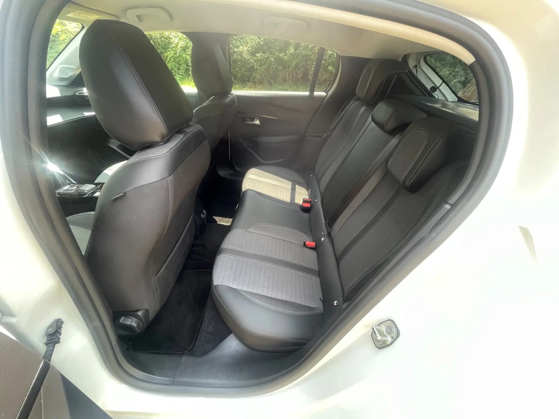 Peugeot e-208 50 kWh Allure Pack 18