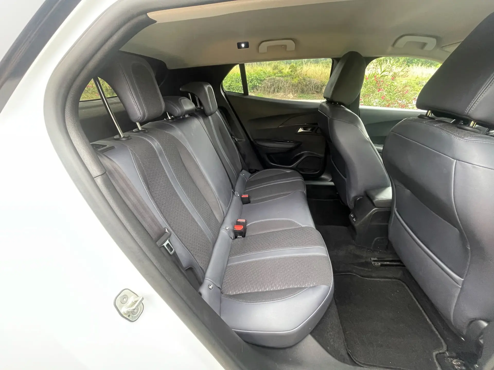 Peugeot e-2008 Allure 26