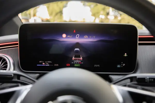 Mercedes-Benz EQE 300 Electric Art 25