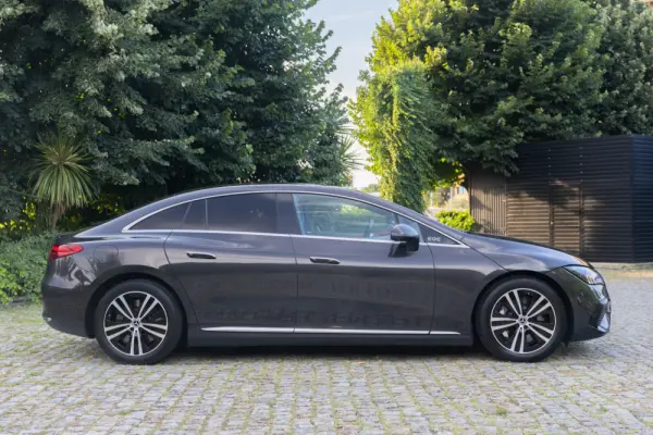 Mercedes-Benz EQE 300 Electric Art 5