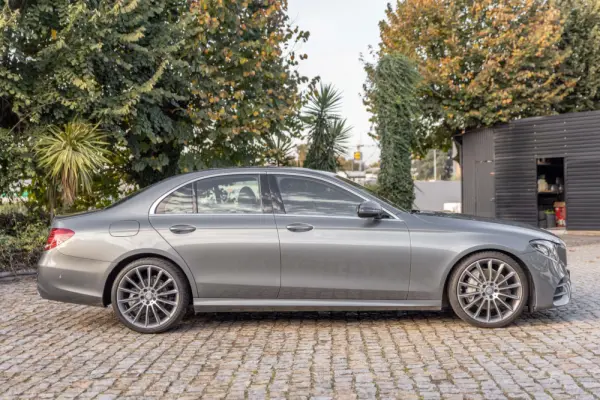 Mercedes-Benz E 220 d AMG 5