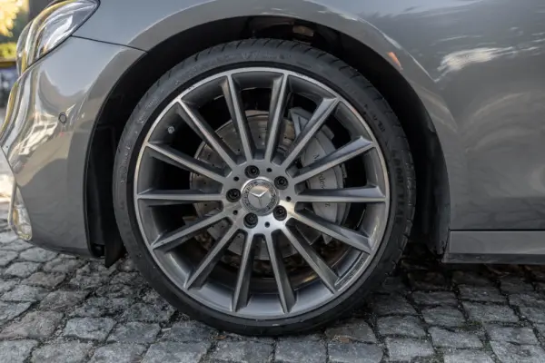 Mercedes-Benz E 220 d AMG 10