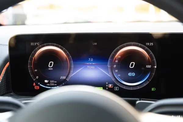 Mercedes-Benz EQB 300 4Matic AMG Line 28