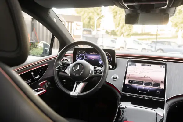 Mercedes-Benz EQE 300 Electric Art 16