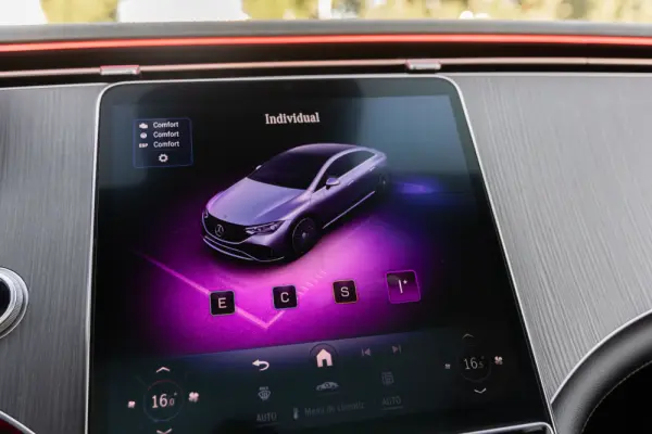 Mercedes-Benz EQE 300 Electric Art 27