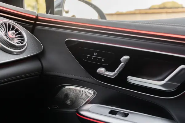 Mercedes-Benz EQE 300 Electric Art 55