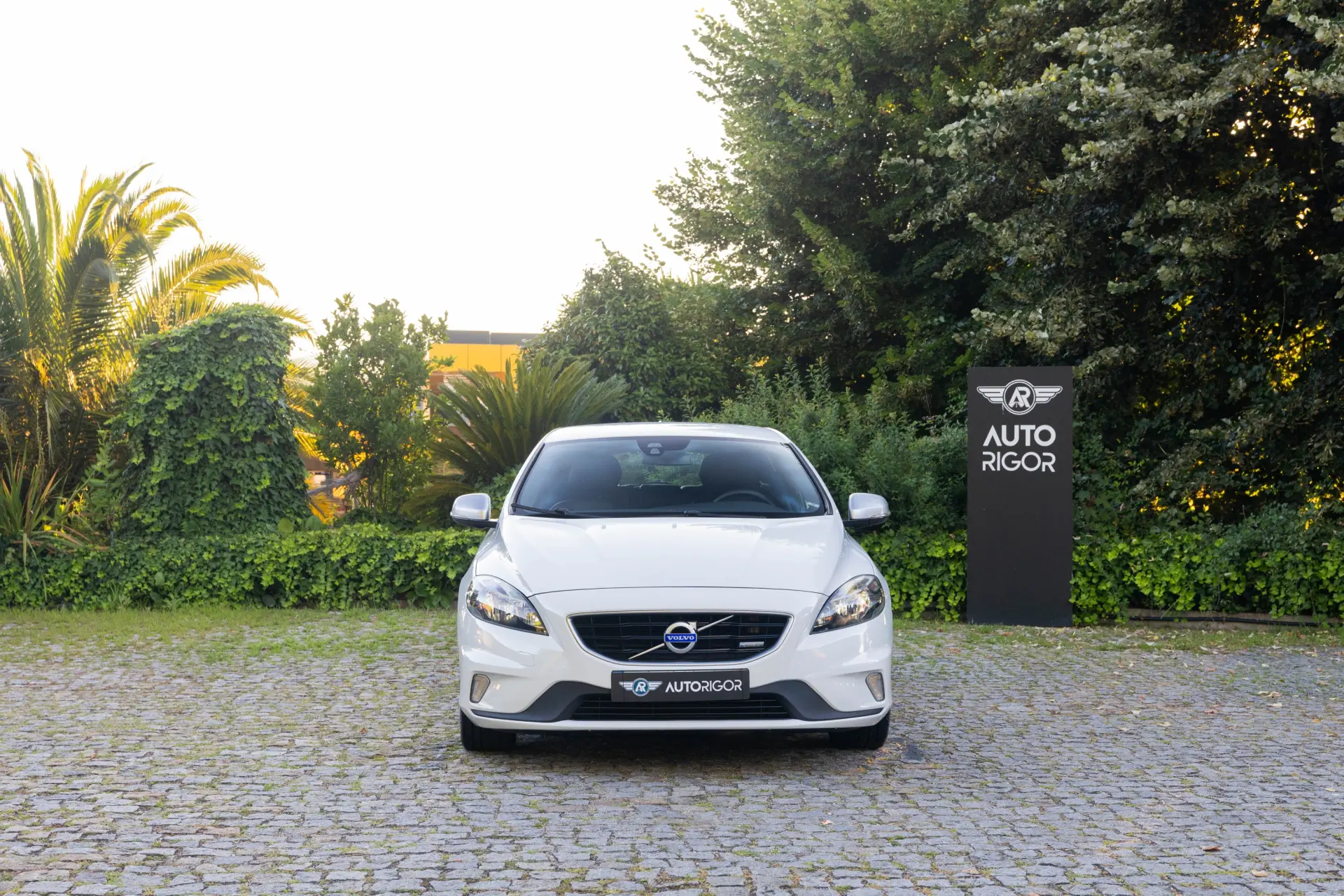 Volvo V40 1.6 D2 R-Design 1