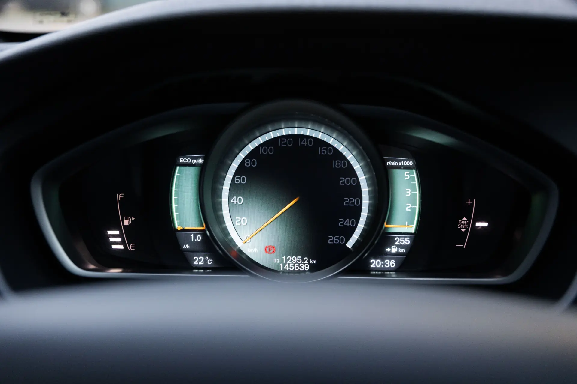 Volvo V40 1.6 D2 R-Design 24