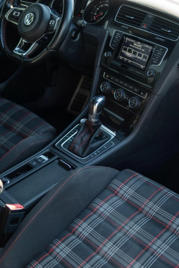 Volkswagen Golf 2.0 TSi GTi DSG Performance 12