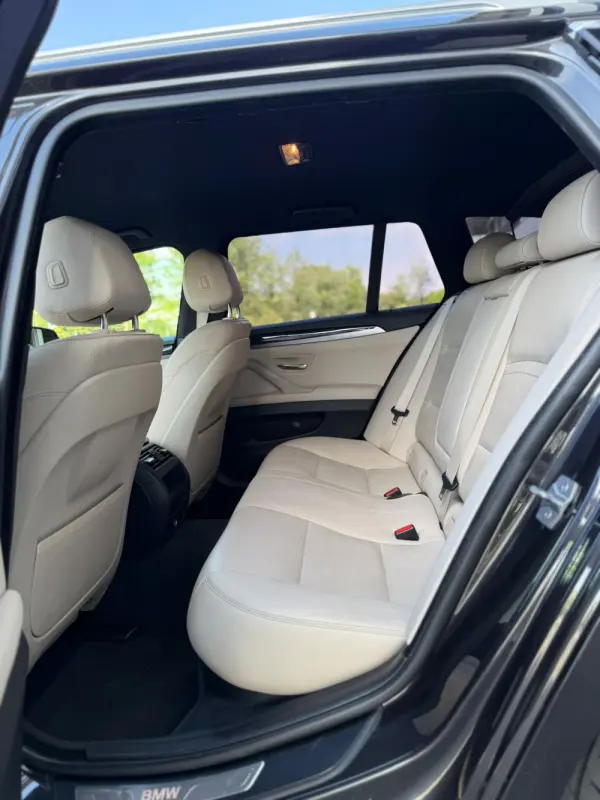BMW 525 d Pack M Auto 10