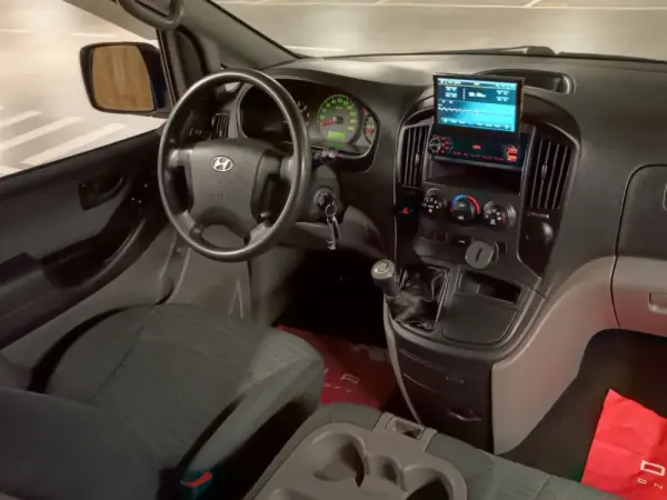 Hyundai H-1 2.5 CRDi 8