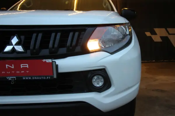 Mitsubishi L200 2.4 DI-D CD Space Cab 3L Instyle Sportbox 4WD 11