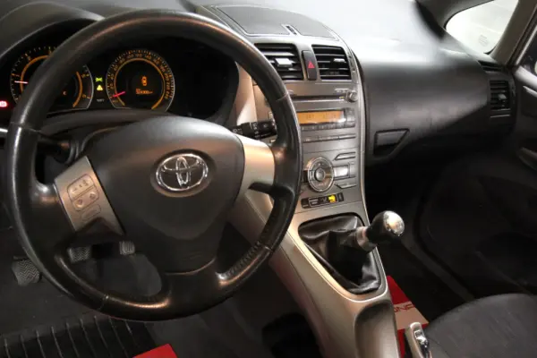 Toyota Auris 1.4 D-4D AC 13