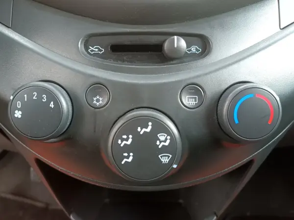 Chevrolet Spark 1.0 L Bi-Fuel 10