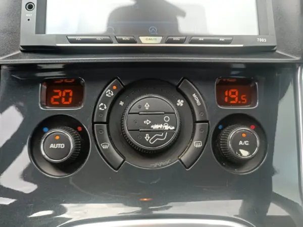 Peugeot 3008 1.6 HDi Premium 9