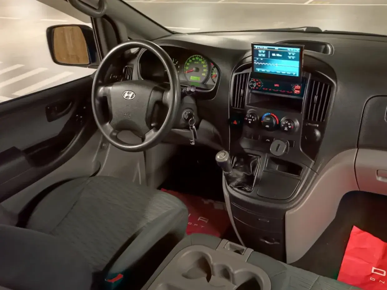 Hyundai H-1 2.5 CRDi 8