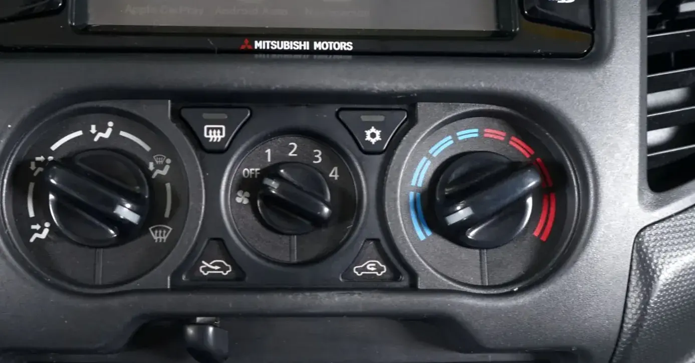 Mitsubishi L200 2.4 DI-D CD Space Cab 3L Instyle Sportbox 4WD 10
