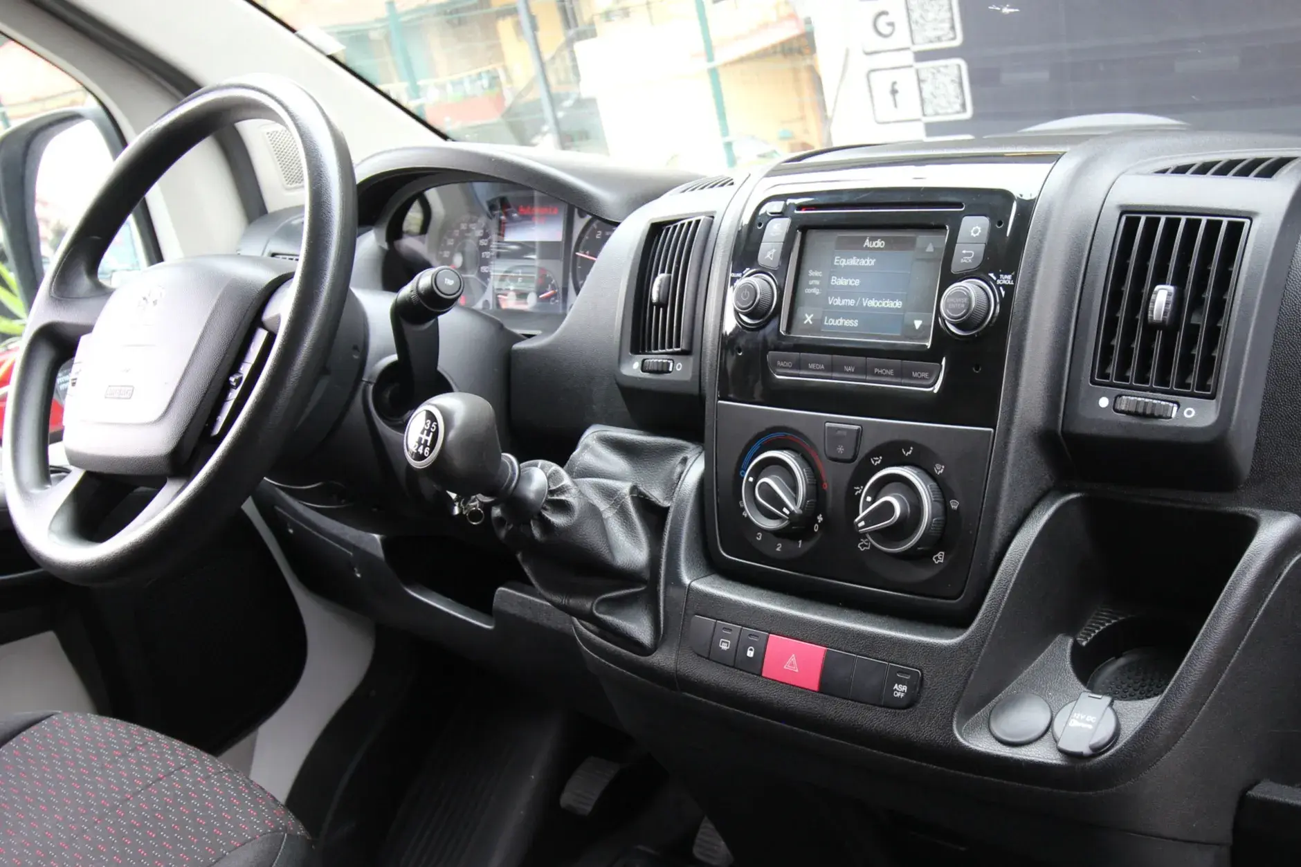 Peugeot Boxer 2.0 BlueHDi 330 L2H1 Pro 6