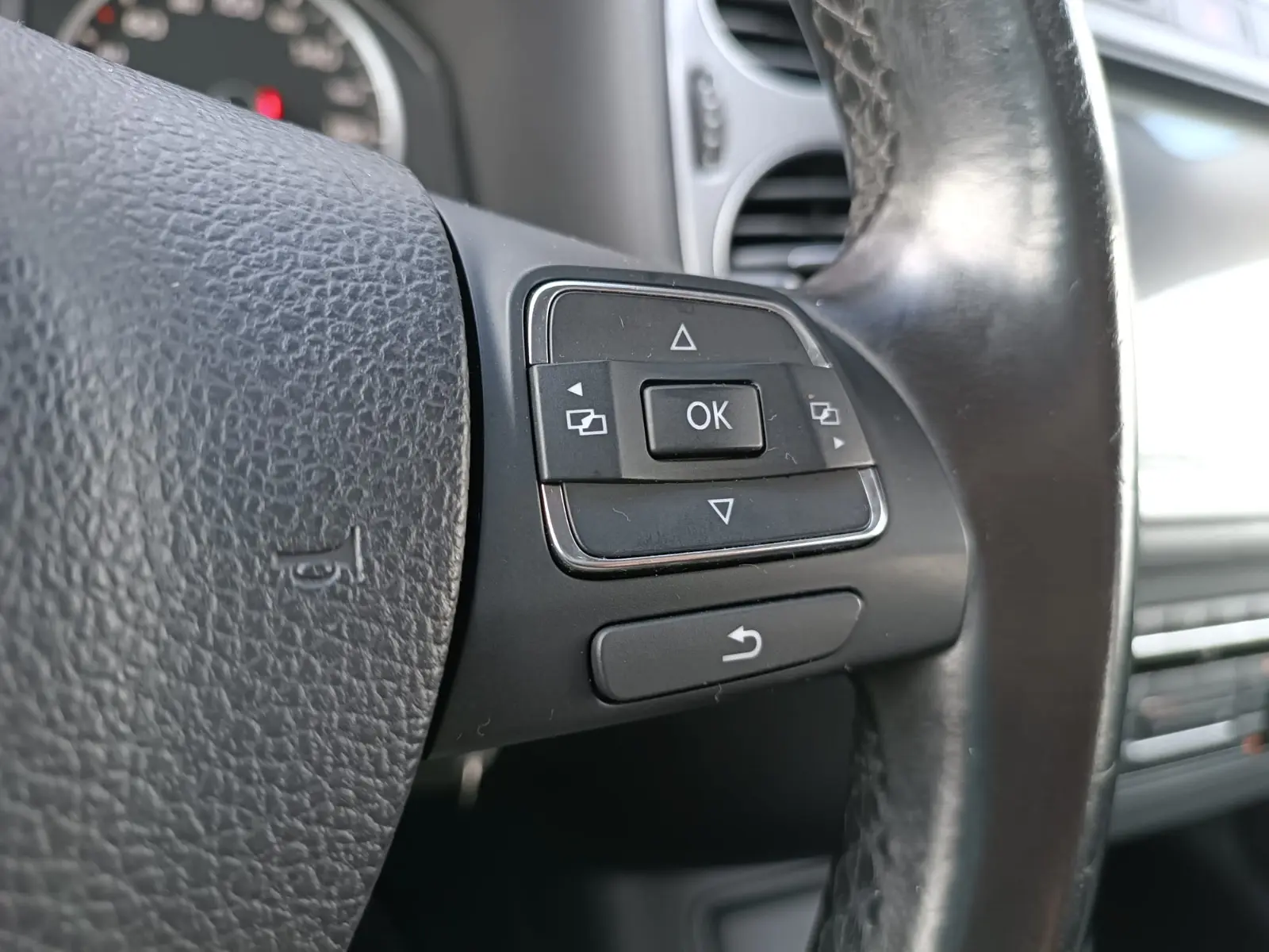 Volkswagen Tiguan 2.0 TDi Sport BlueMotion 14