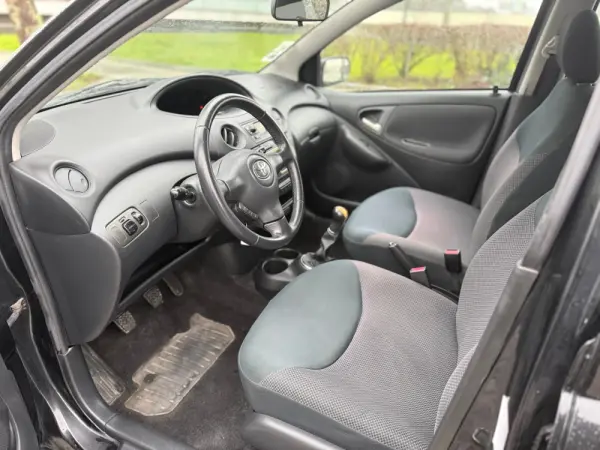 Toyota Yaris 1.0 Sol AC 9