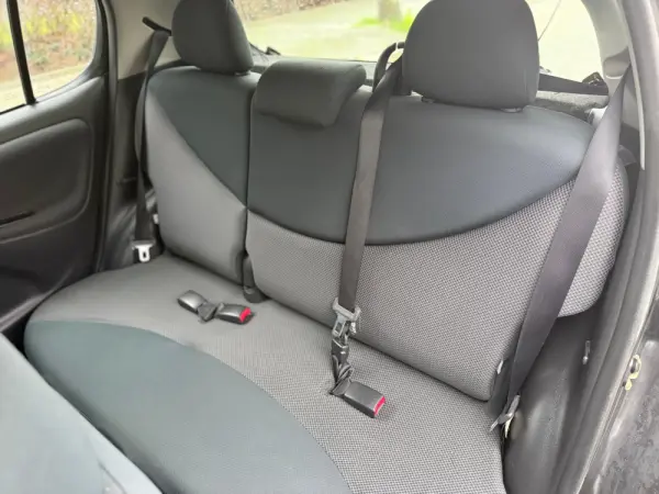 Toyota Yaris 1.0 Sol AC 11