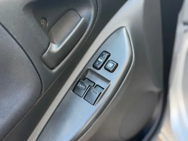 Toyota Yaris 1.0 Luna ABS+CD 6