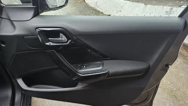Peugeot 2008 1.2 PureTech Signature 49