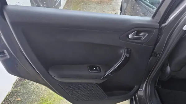 Peugeot 2008 1.2 PureTech Signature 28
