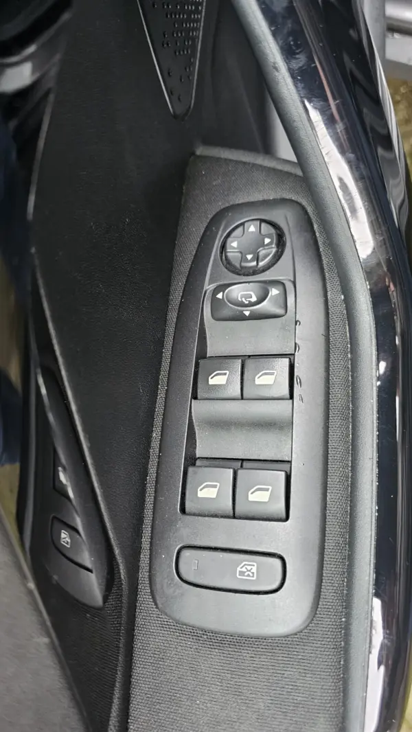 Peugeot 2008 1.2 PureTech Signature 29