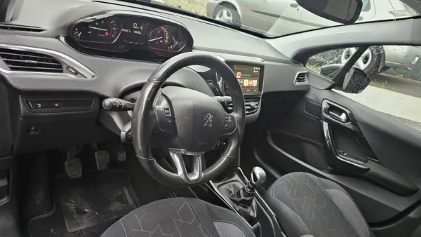 Peugeot 2008 1.2 PureTech Signature 23