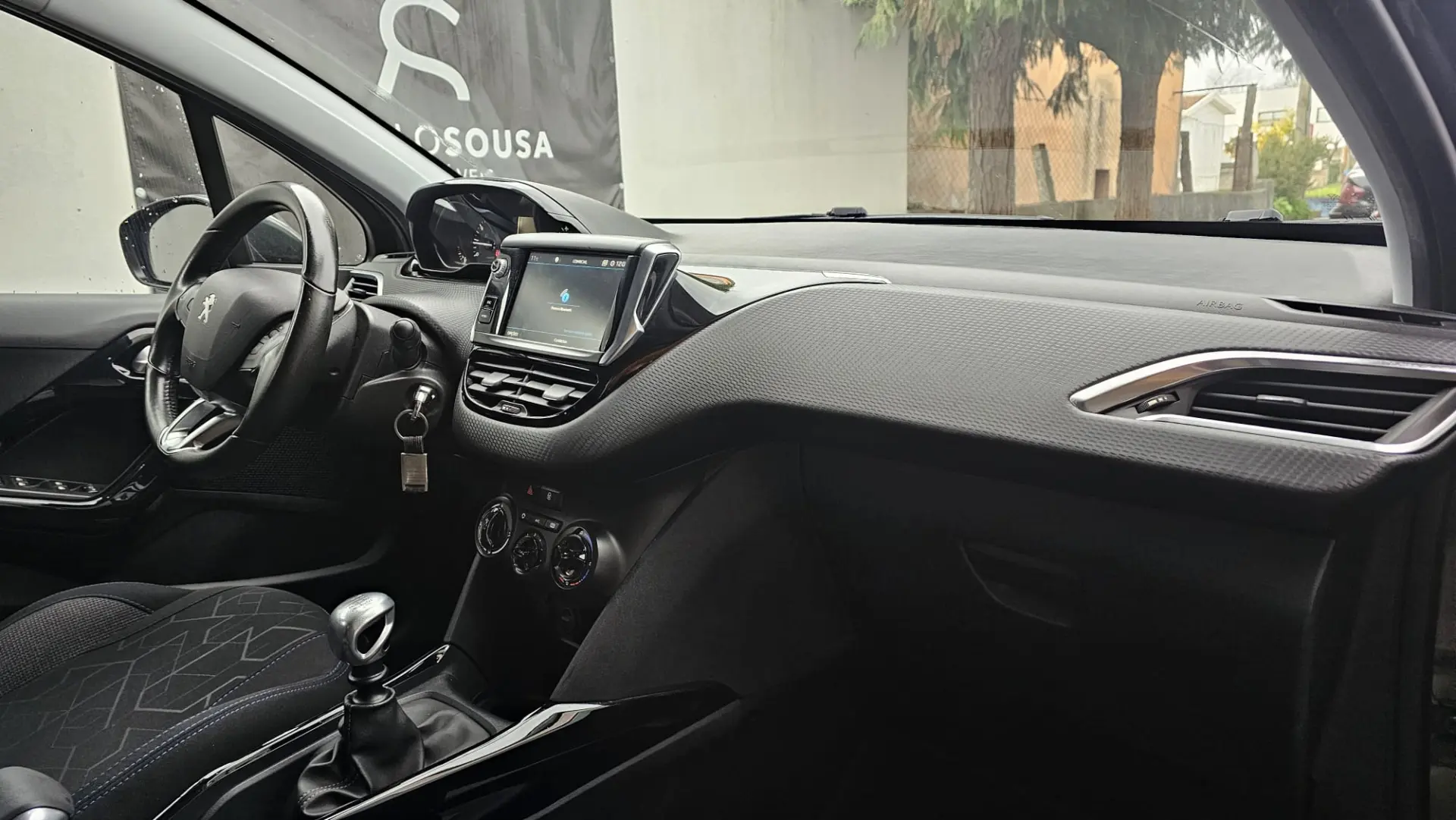 Peugeot 2008 1.2 PureTech Signature 44