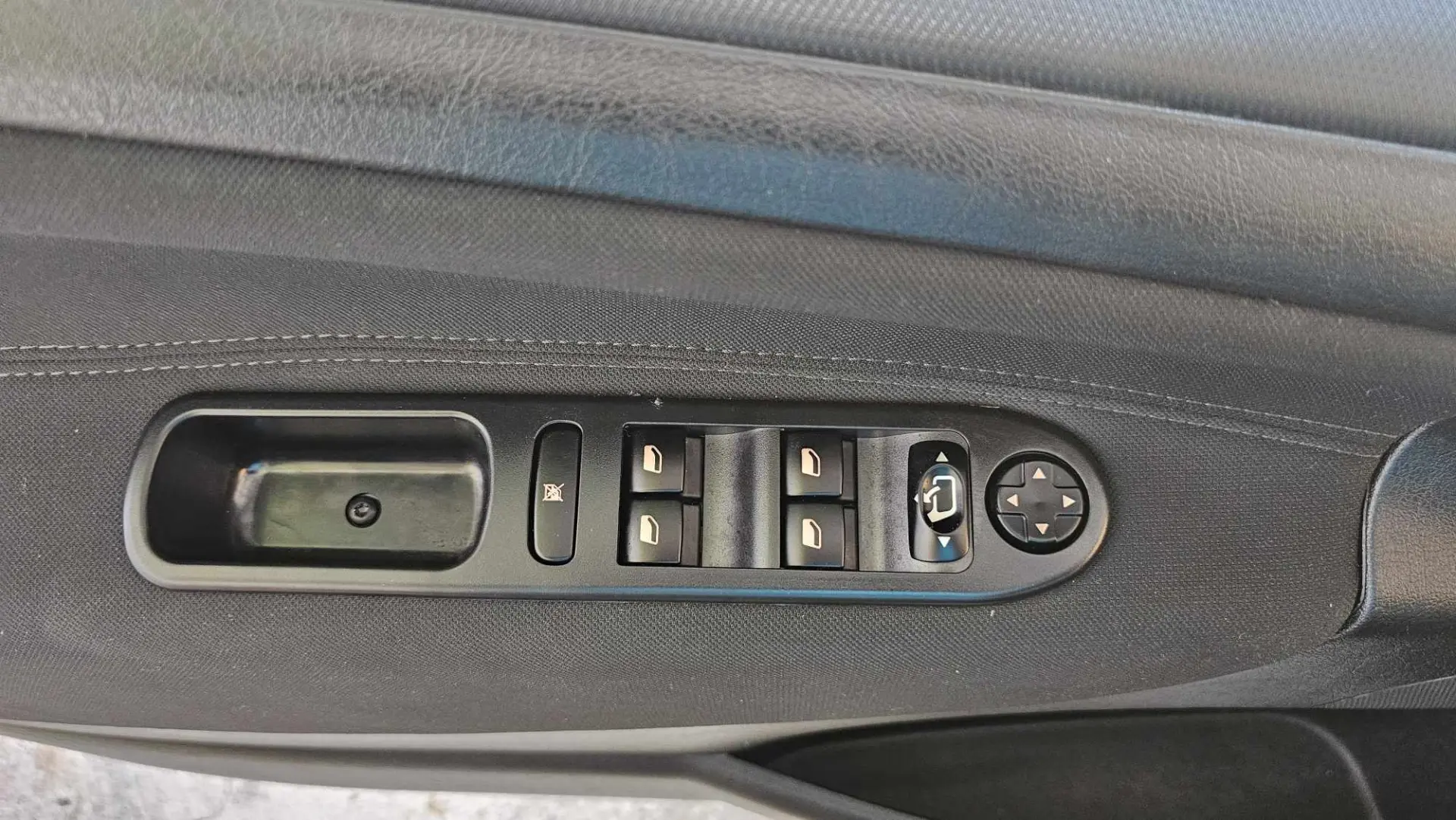 Peugeot 207 SW 1.4 VTi Sportium 41