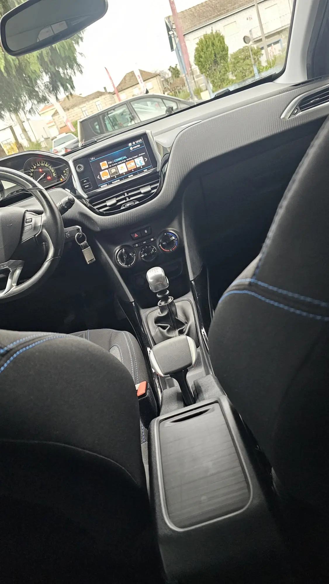 Peugeot 2008 1.2 PureTech Signature 32