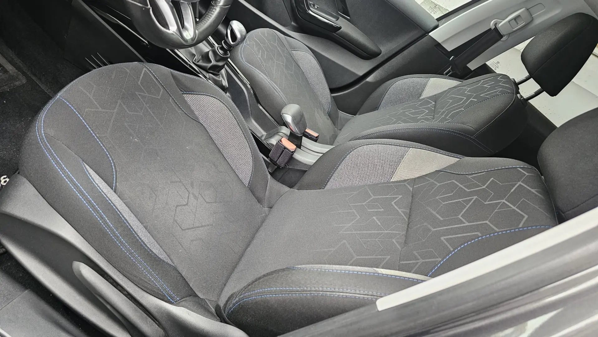 Peugeot 2008 1.2 PureTech Signature 26