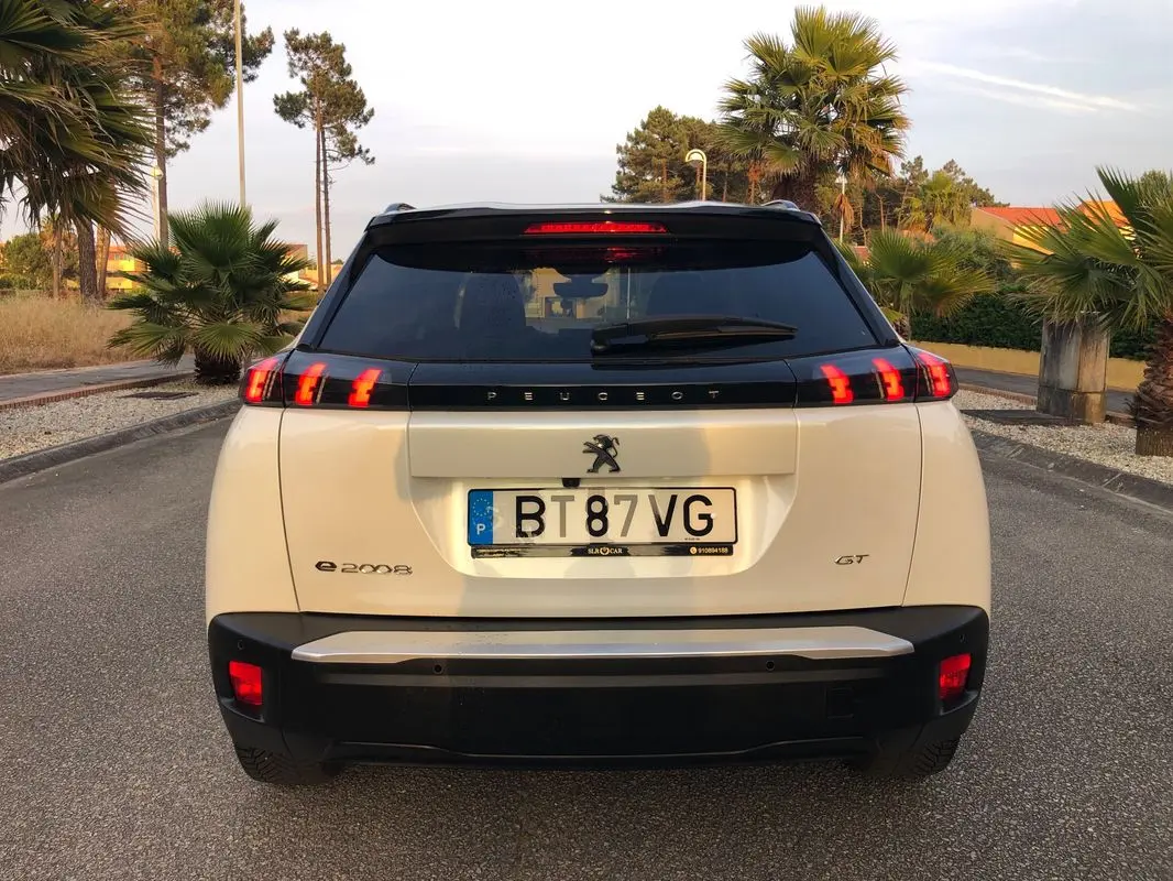 Peugeot e-2008 GT+ 8