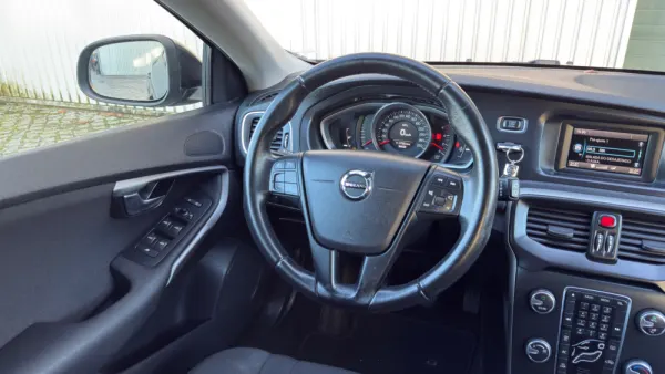 Volvo V40 2.0 D2 Momentum 10