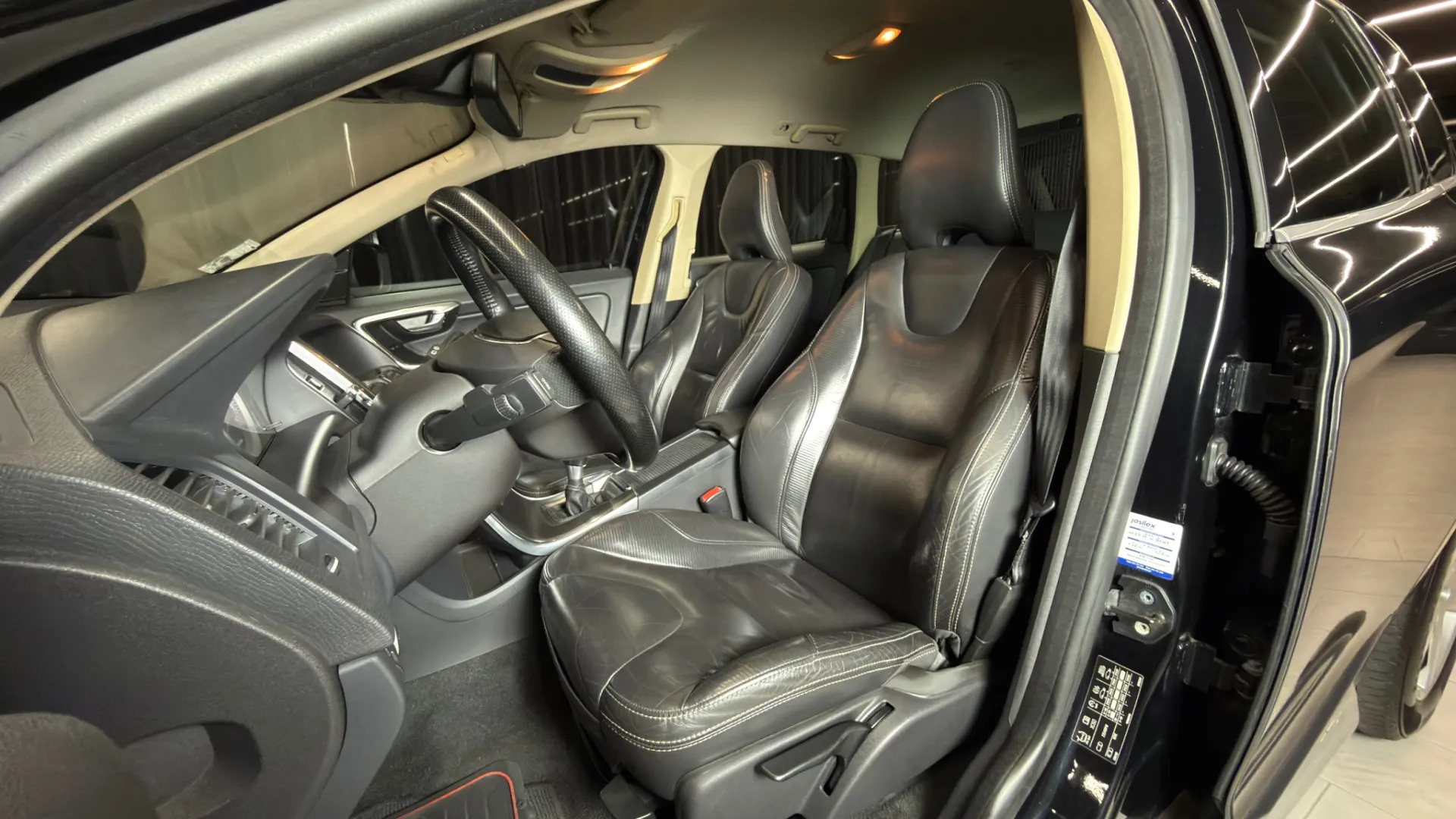 Volvo XC 60 2.0 D3 Drive R-Design 8