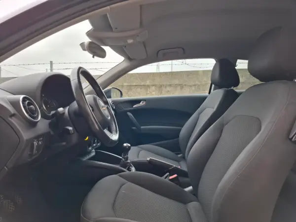 Audi A1 1.6 TDi Attraction 11