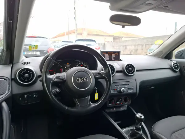 Audi A1 1.6 TDi Attraction 12