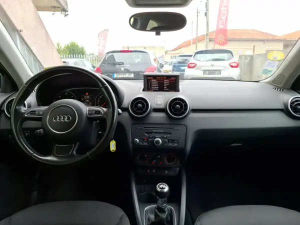 Audi A1 1.6 TDi Attraction 13