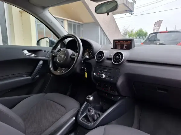Audi A1 1.6 TDi Attraction 14