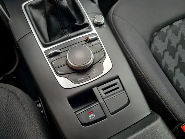 Audi A3 Limousine 1.6 TDI S-line 26