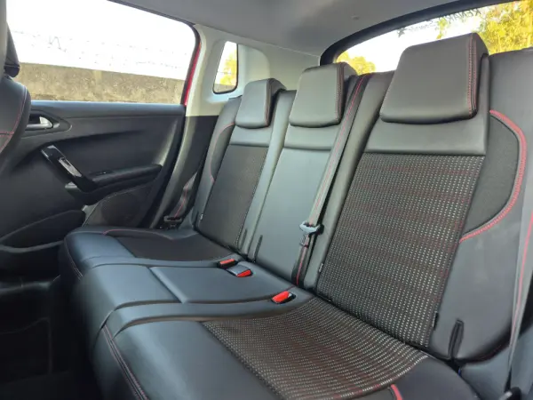 Peugeot 2008 Outro 13