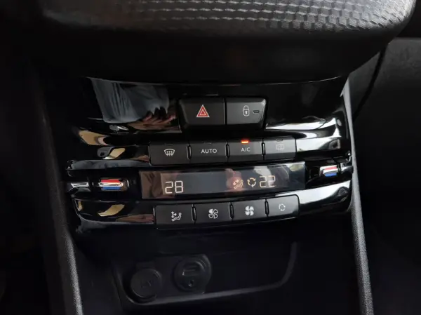 Peugeot 2008 1.6 BlueHDi Crossway 28