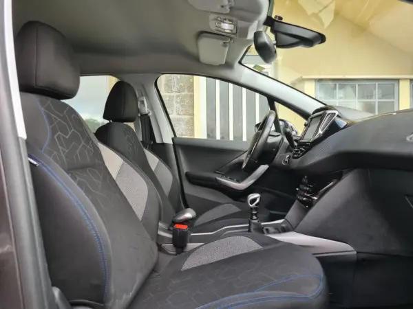 Peugeot 2008 1.5 BlueHDi Signature 9