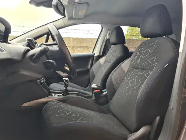 Peugeot 2008 1.5 BlueHDi Signature 14