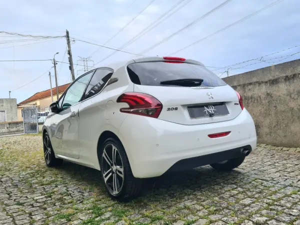 Peugeot 208 1.2 PureTech GT Line 4