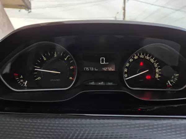 Peugeot 208 1.6 BlueHDi Style 18