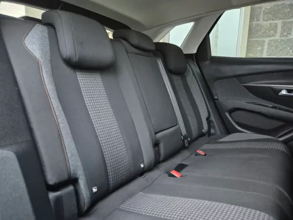 Peugeot 3008 1.5 BlueHDi Allure EAT8 9